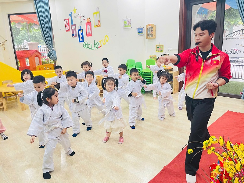 Giờ học võ siêu năng lượng của các chiến binh nhí!